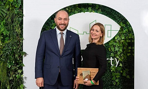 Генеральный директор ГК SMART ENGINEERS Хусейн Плиев вручил награду Green Property Awards 2022 самому «зеленому» складскому комплексу в России