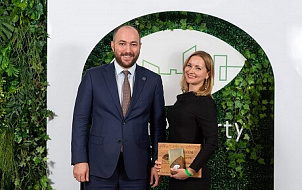 Генеральный директор ГК SMART ENGINEERS Хусейн Плиев вручил награду награду Green Property Awards 2022 самому «зеленому» складскому комплексу в России