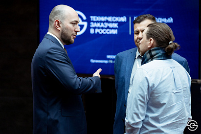 Хусейн Плиев ведёт беседу на Третьем Ежегодном отраслевом форуме Управление строительством в России